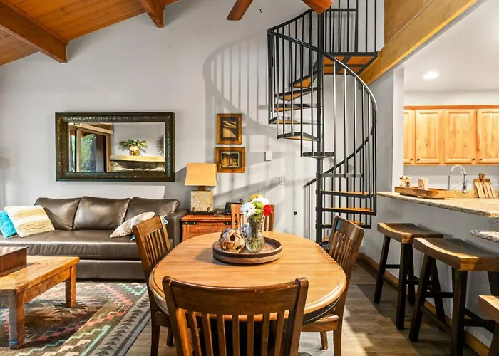Private Creekside Waterfront Retreat Holiday home