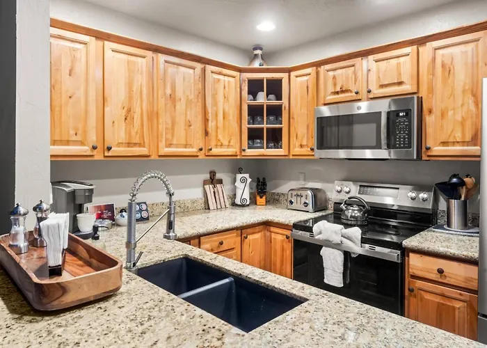 Private Creekside Waterfront Retreat *