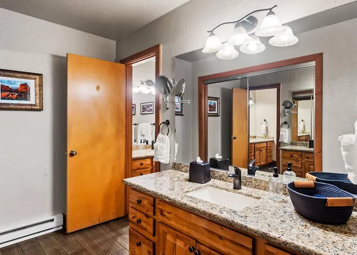 Private Creekside Waterfront Retreat *