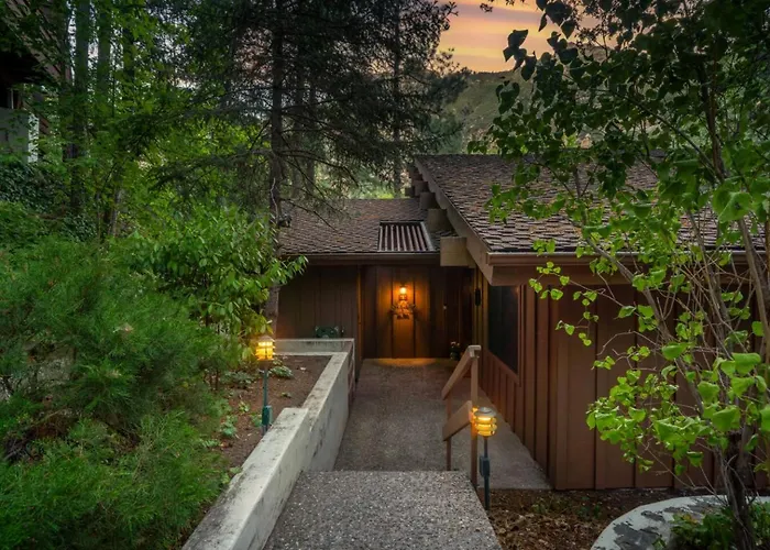 Private Creekside Waterfront Retreat Holiday home